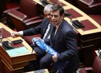 Καιρίδης με κασκόλ στη Βουλή «κάρφωσε» το ΚΚΕ: «Θέλατε την Ελλάδα μικρή και υποκριτική!»