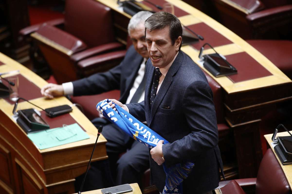Καιρίδης με κασκόλ στη Βουλή «κάρφωσε» το ΚΚΕ: «Θέλατε την Ελλάδα μικρή και υποκριτική!»