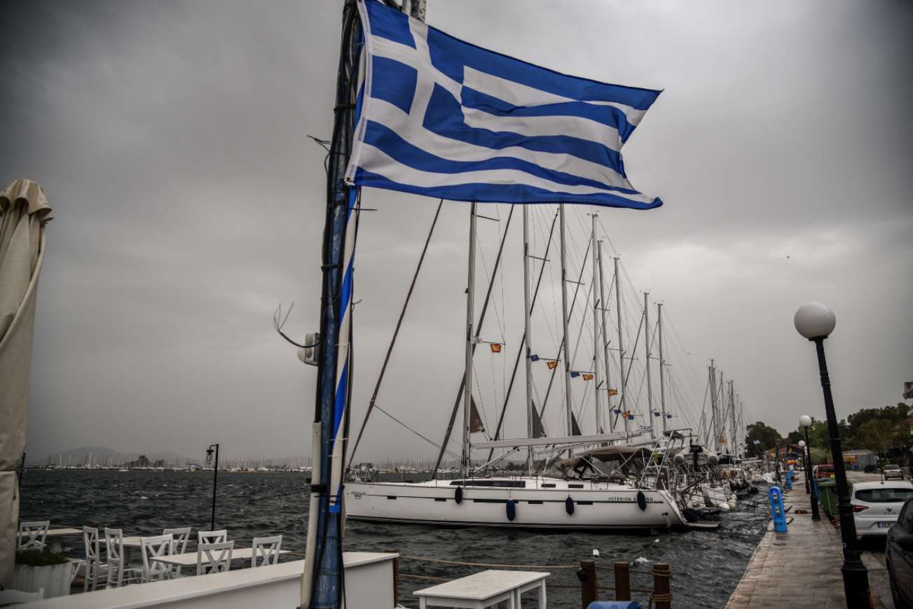 Καιρός: Σαχαριανή σκόνη και λασποβροχές «πνίγουν» τη χώρα – Ποιες περιοχές επηρεάζονται