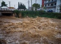 Κακοκαιρία Εύβοια: Εκκενώνονται τα Ψαχνά εξαιτίας υπερχείλισης ποταμού – Κόπηκε δρόμος στα δύο στο Μαντούδι
