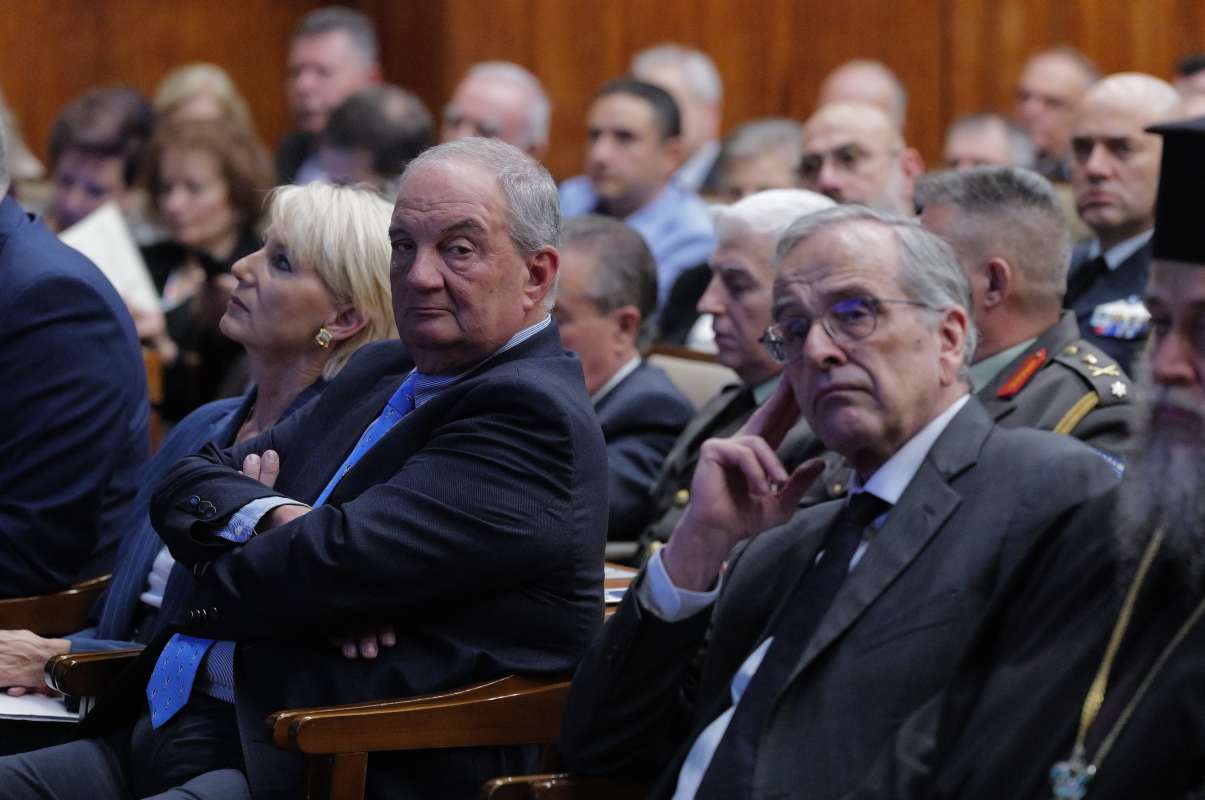 «Άλλοι πρέπει να τον ακούσουν»: Το καρφί Σαμαρά μετά τις βολές Καραμανλή για τα εθνικά