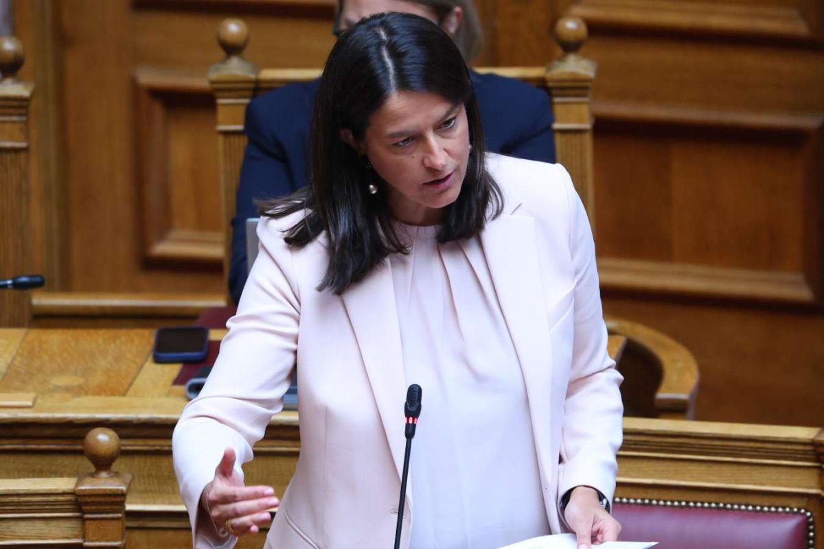 Κεραμέως: Ανατροπές στις γονικές άδειες – 9μηνη μητρότητα, 500.000 εργαζόμενοι στην Ψηφιακή Κάρτα