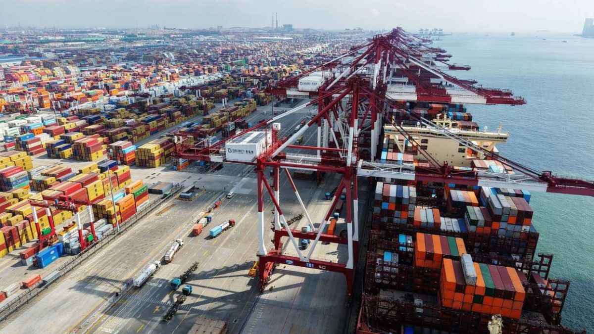 Κίνα: Εκρηκτικές εξαγωγές και ανάπτυξη 4,5% – Το Πεκίνο «τρέχει», αλλά η οικονομία κρύβει μια μεγάλη παγίδα