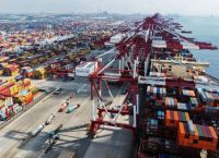 Κίνα: Εκρηκτικές εξαγωγές και ανάπτυξη 4,5% – Το Πεκίνο «τρέχει», αλλά η οικονομία κρύβει μια μεγάλη παγίδα
