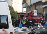 Κολωνός: Έκρηξη σε είσοδο πολυκατοικίας στην Ακαδημίας Πλάτωνος–Τραυματίστηκαν πολίτες και 2 αστυνομικοί