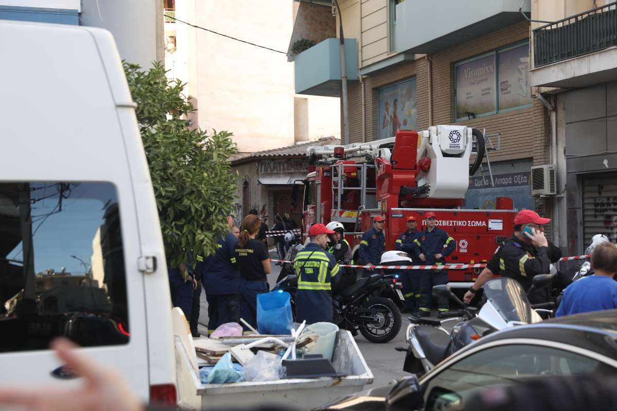 Κολωνός: Έκρηξη σε είσοδο πολυκατοικίας στην Ακαδημίας Πλάτωνος–Τραυματίστηκαν πολίτες και 2 αστυνομικοί