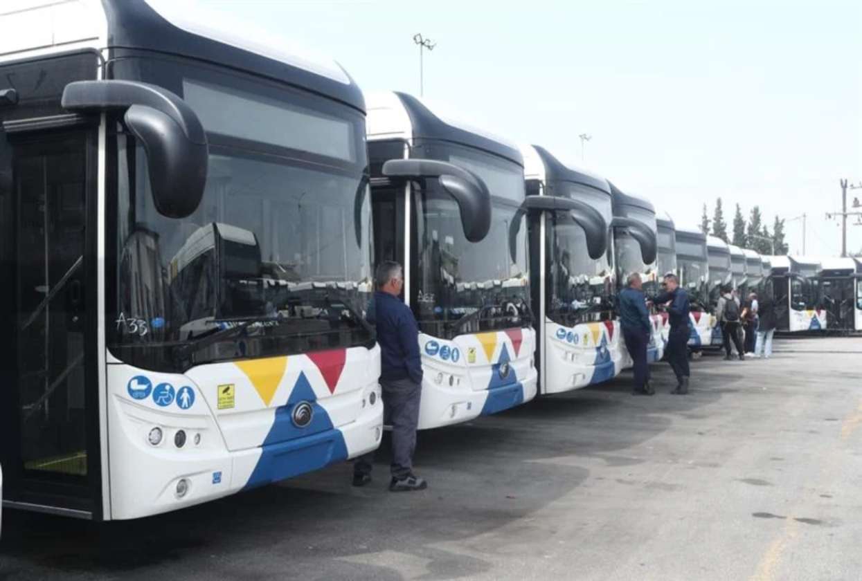 Αφήνουν τα ΙΧ, γεμίζουν τα λεωφορεία – «100 βάρδιες λιγότερες» λόγω έλλειψης οδηγών
