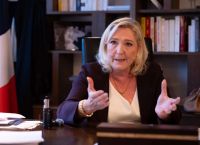 Λεπέν κηρύσσει πόλεμο στις Βρυξέλλες: «Κόβω 11,1 δισ. ευρώ» – Σχέδιο για ΕΕ χωρίς πανίσχυρη Κομισιόν