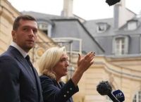 Λεπέν βάζει «ασπίδα» στον Μπαρντελά: «Τον εμπιστεύομαι απόλυτα» – Η θύελλα που χτυπά το RN