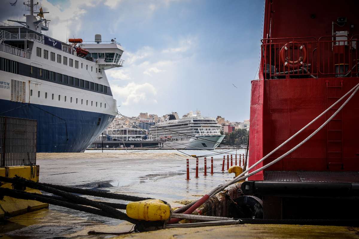 Σταδιακή αποκατάσταση των ακτοπλοϊκών δρομολογίων από Πειραιά και Ραφήνα