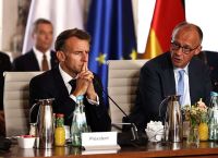 Ξανά αιφνιδιασμένη από τον Τραμπ, η Ευρώπη ενισχύει τη στήριξη στην Ουκρανία