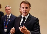 Μακρόν κατά Τραμπ: «Απαράδεκτες και ανόητες δηλώσεις» – Διπλωματική σύγκρουση για το χάος στη Γαλλία