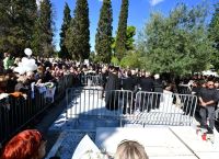 Με δάκρυα και τραγούδια στο νεκροταφείο για τον Γιώργο Μαζωνάκη – Σπάραξαν οι γονείς του