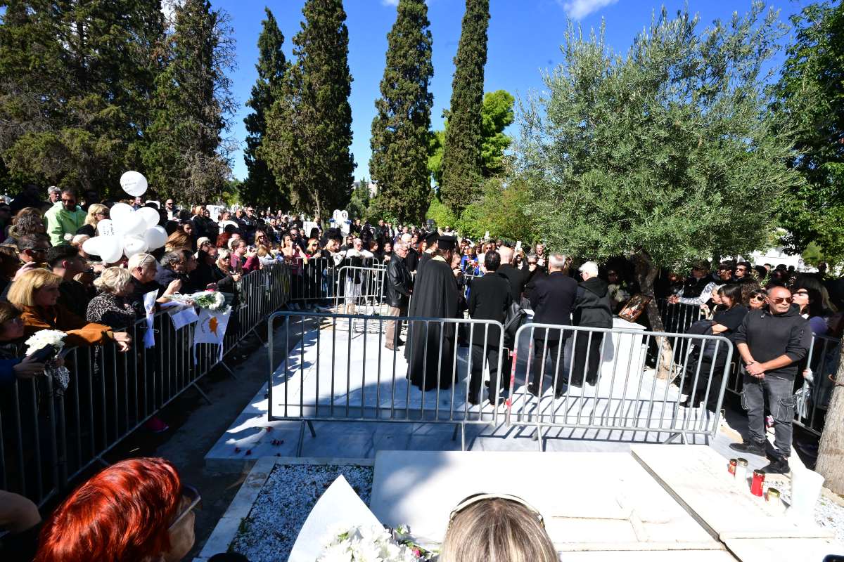 Με δάκρυα και τραγούδια στο νεκροταφείο για τον Γιώργο Μαζωνάκη – Σπάραξαν οι γονείς του