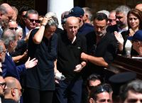 Γιώργος Μαζωνάκης: Χαμός έξω από το πατρικό σπίτι του – Πέτρες και ύβρεις