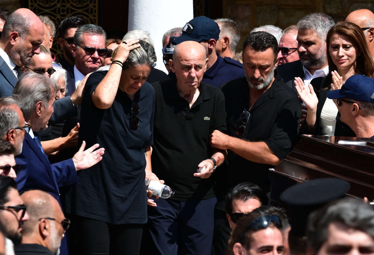 Γιώργος Μαζωνάκης: Χαμός έξω από το πατρικό σπίτι του – Πέτρες και ύβρεις