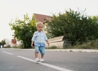 Άρτα: Νήπιο 3,5 ετών μόνο στον δρόμο – Δύο συλλήψεις