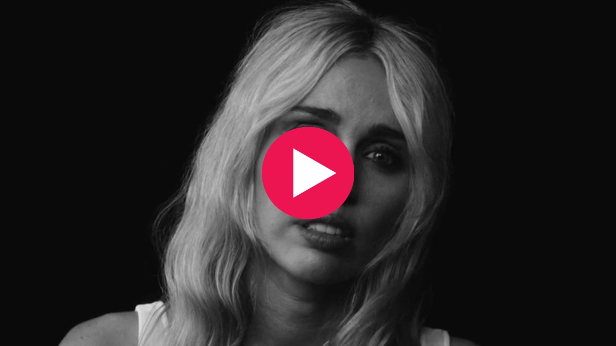 Miley Cyrus: Συγκινεί με το νέο ασπρόμαυρο video clip «Orbit»