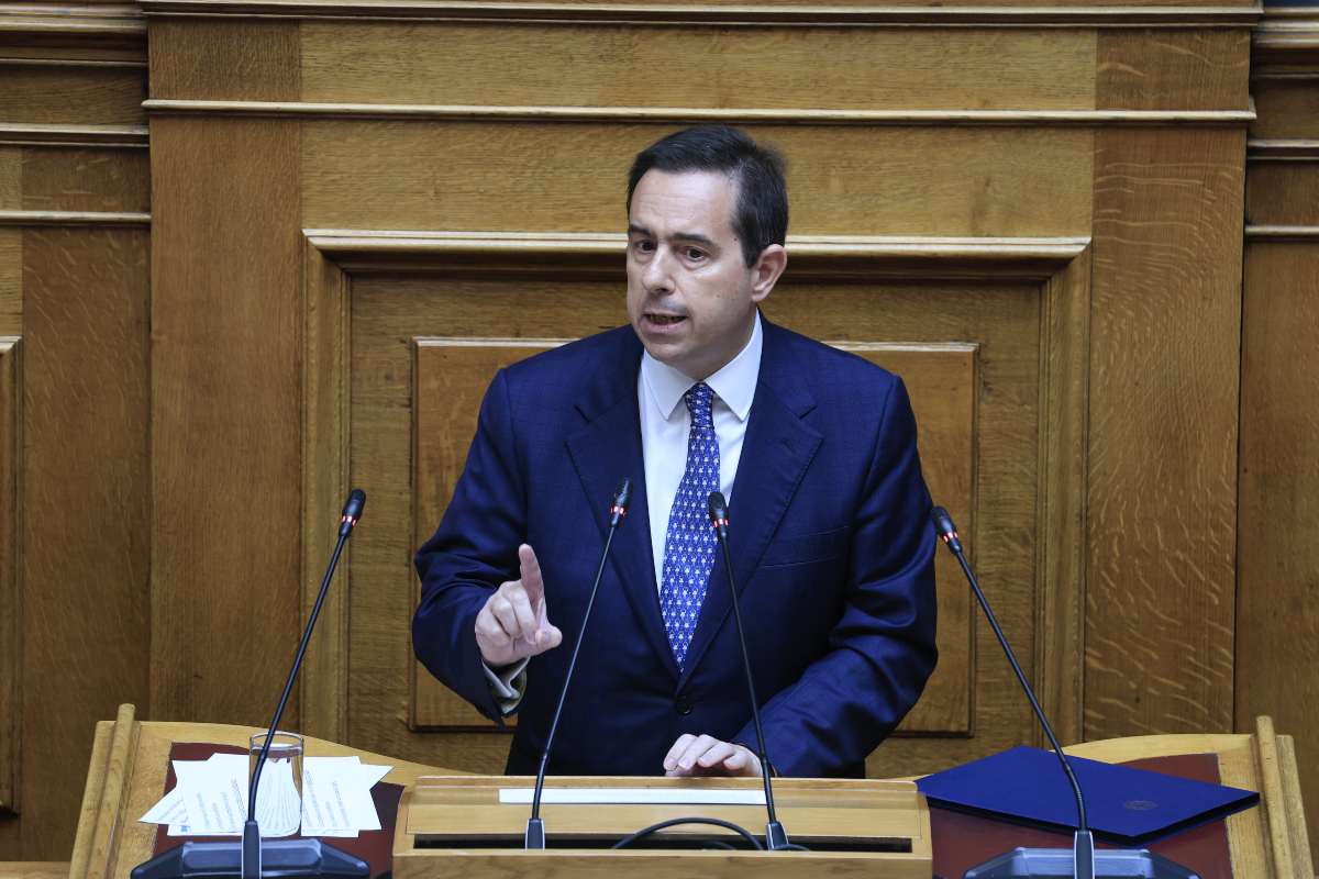 Μηταράκης: «Δεν φορολογούμε τα υπερκέρδη, παίρνουμε στήριξη από τα διυλιστήρια» – Η κόντρα στο OPEN