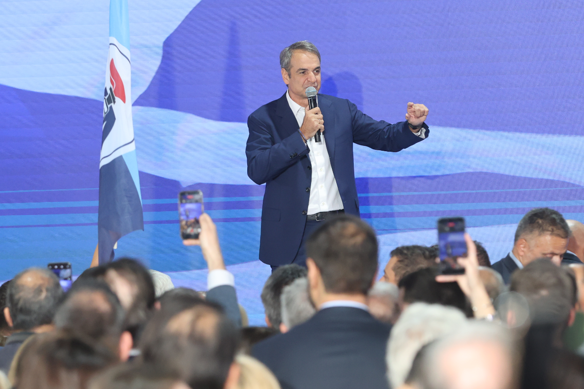 Μητσοτάκης: «Λαϊκιστές με καινούργια ρούχα» – Πυρά στους αντιπάλους, καμπανάκι στη ΝΔ