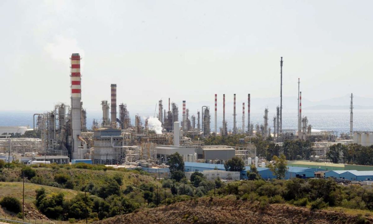 Έκρηξη στις εγκαταστάσεις της Motor Oil στους Αγίους Θεοδώρους- Δύο σοβαρά τραυματίες