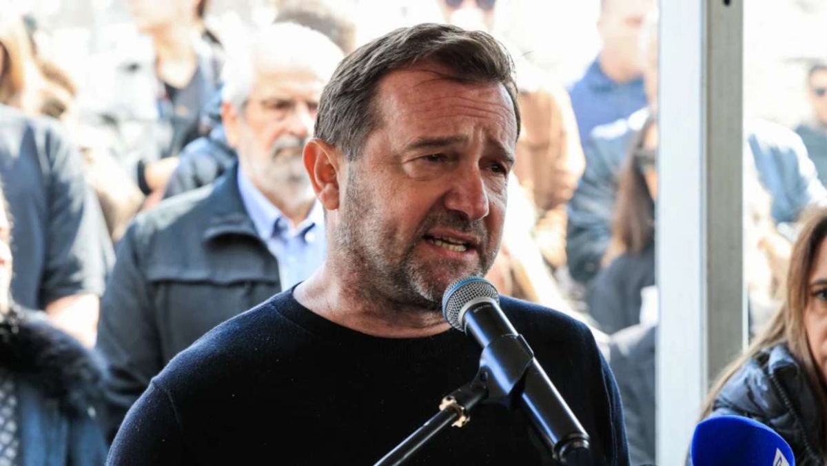 Τέμπη: «Κεραυνοί» Πλακιά κατά Βελόπουλου – «Οστά σκύλου και μοσχαριού, όχι των παιδιών μας!»