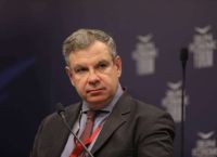 Βέττας: Το ακριβό χρήμα χτυπά και την Ελλάδα — «Δεν είμαστε ακόμη σε κρίση χρέους»