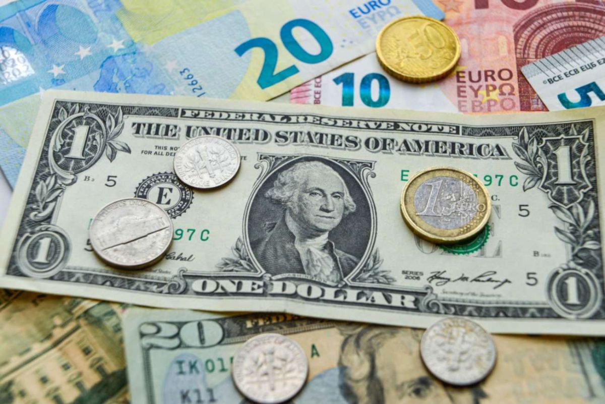 Ευρώ: Η παγίδα των 1,12 δολαρίων – Η Γαλλία τρομάζει τις αγορές και η ΕΚΤ κρατά κλειστά τα χαρτιά της