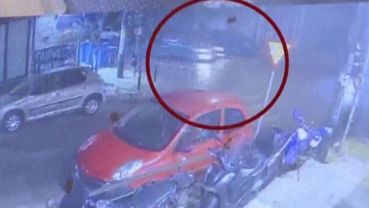 Θανατηφόρο τροχαίο στο Παγκράτι: Βίντεο από τη μοιραία σύγκρουση ΙΧ με μοτοσικλέτα -Νεκρός ο μοτοσικλετιστής