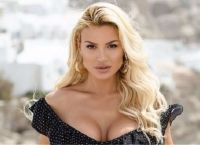 Αλεξάνδρα Παναγιώταρου: «Κόλασε» το διαδίκτυο με το αισθησιακό χορευτικό πάνω σε άλογο καρουζέλ