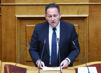 Πέτσας: Τρεις επιθέσεις σε 24 ώρες – Ζητά απαντήσεις στη Βουλή για την πολιτική βία