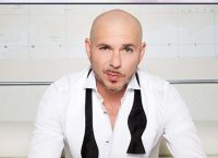 Pitbull: «Είχα ερεθιστεί όταν η Τζένιφερ Λόπεζ τρίφτηκε πάνω μου στη σκηνή – Δεν το είχαμε προβάρει»