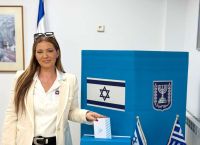 Ισραήλ: Η πρέσβης Πνινάτ Γιανάι ψήφισε στην Αθήνα – Το μήνυμα για τη δημοκρατία πριν από τις κάλπες [vid]