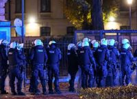 Ποιος ελέγχει τη Δικαιοσύνη στην Πολωνία; Αστυνομία στο δικαστήριο και καταγγελίες για «πραξικόπημα»