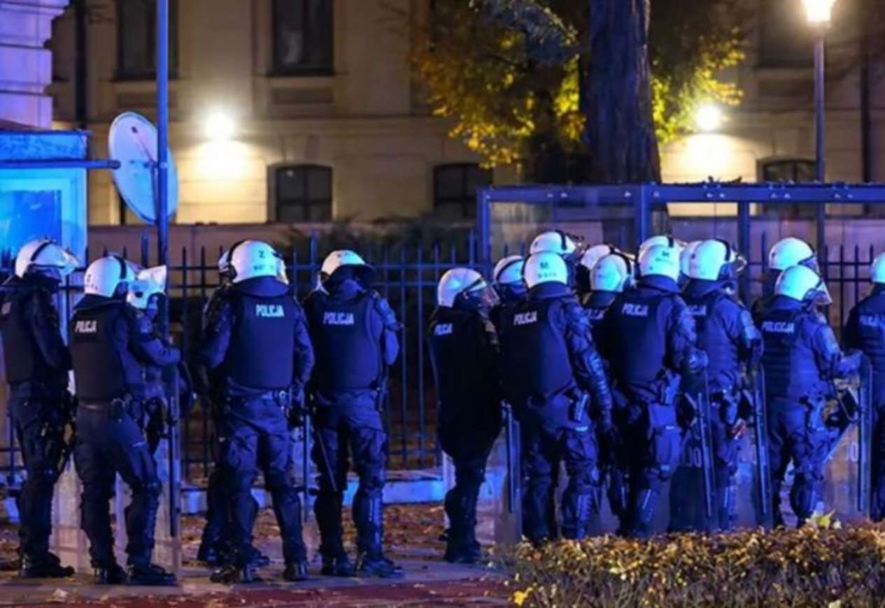 Ποιος ελέγχει τη Δικαιοσύνη στην Πολωνία; Αστυνομία στο δικαστήριο και καταγγελίες για «πραξικόπημα»