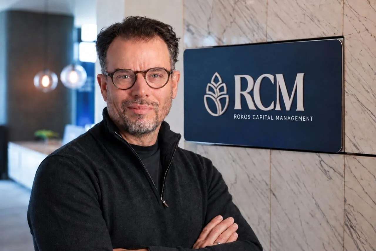 Rokos Capital: Έστησε εταιρεία στην Αθήνα ο δισεκατομμυριούχος – Η Ελλάδα στο παιχνίδι των hedge funds
