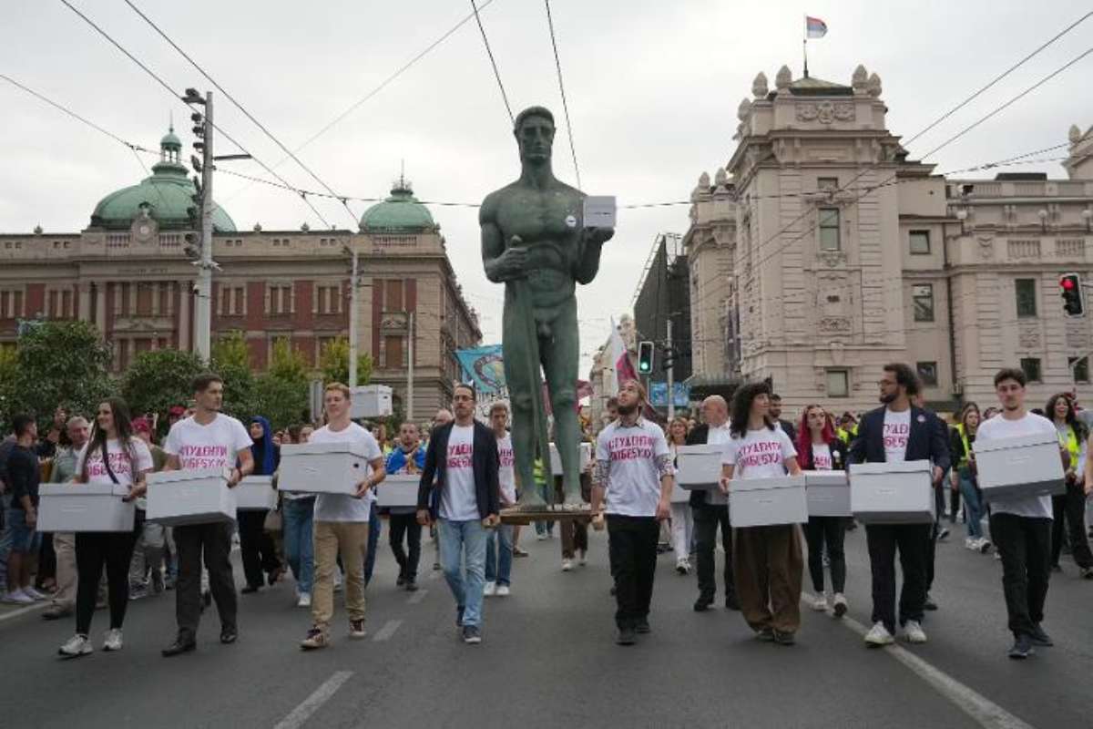 Σερβία στην κόψη της κάλπης: Οι φοιτητές απειλούν τον Βούτσιτς — Το στοίχημα της ΕΕ