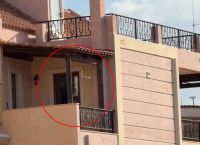 Λαύριο: Έσπασε με βαριοπούλα τη μπαλκονόπορτα και τη μαχαίρωσε–Τον είχε καταγγείλει 5 φορές, είχε συλληφθεί