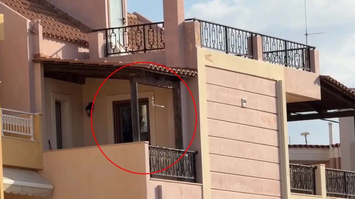 Λαύριο: Έσπασε με βαριοπούλα τη μπαλκονόπορτα και τη μαχαίρωσε–Τον είχε καταγγείλει 5 φορές, είχε συλληφθεί