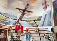 Ισημερινός: Σταυρός καταπλάκωσε ιερέα την ώρα της λειτουργίας [vid]