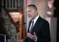 Στουρνάρας χτυπά «καμπανάκι» για τα σπίτια: «Ανοίξτε τα κλειστά» – Οι τιμές ανεβαίνουν, η Αθήνα πιέζεται