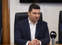 Τεμπονέρας: «Πλαφόν τώρα στα διυλιστήρια» – Τα 4 μέτρα για καύσιμα και η επίθεση για τις 120 δόσεις