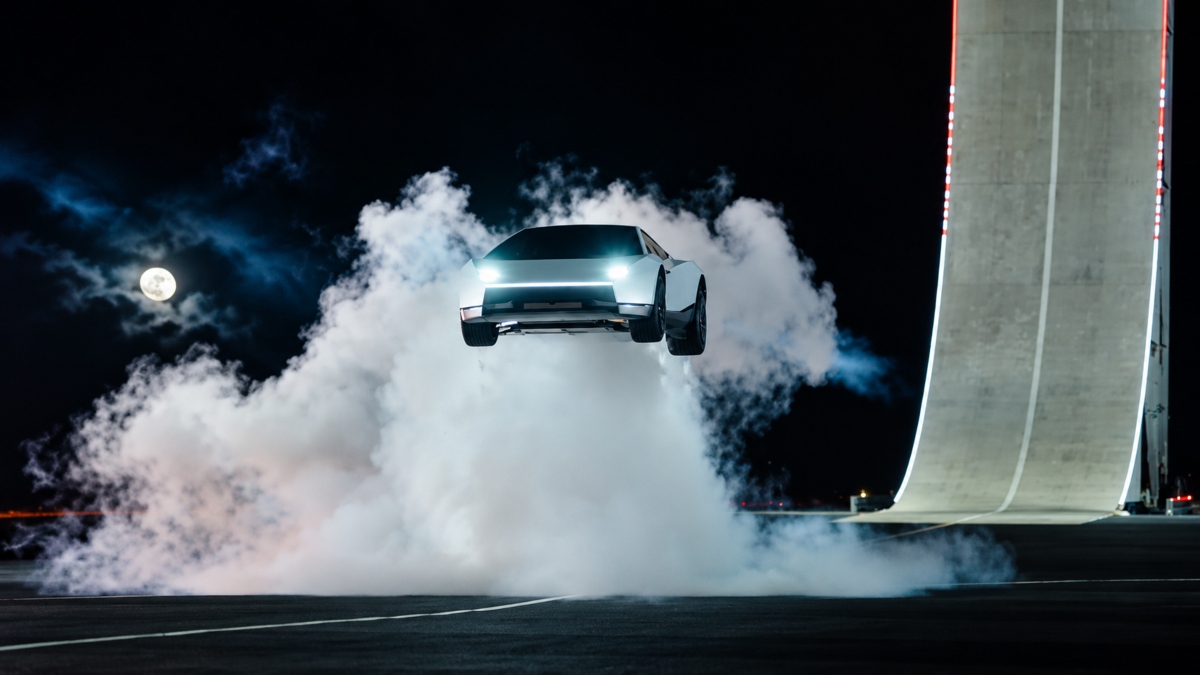 Tesla: Το «ιπτάμενο» Roadster του Μασκ απογειώθηκε στο Τέξας