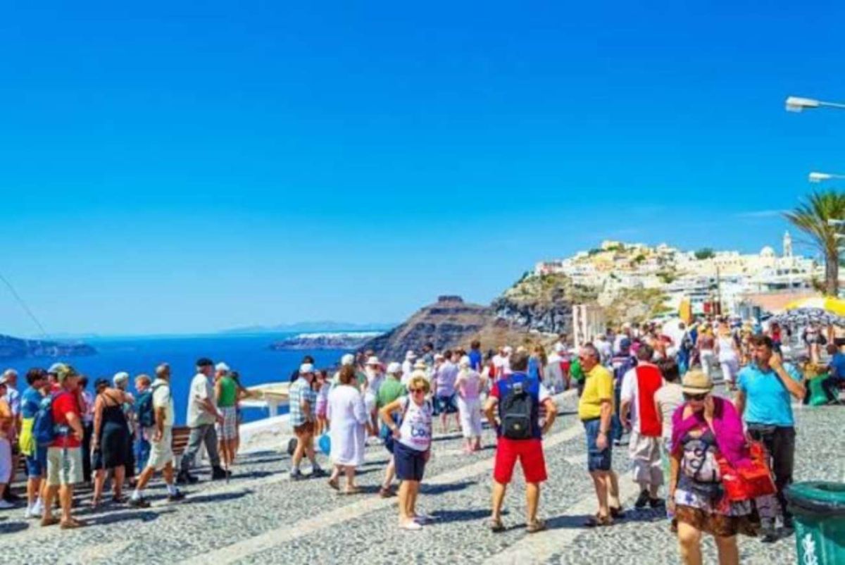 Τουρισμός δύο ταχυτήτων: Στηρίζει το 30% του ΑΕΠ, αλλά το χρήμα φτάνει σε λίγους προορισμούς