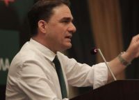 Τσουκαλάς: Ο Μπρατάκος «αποδομεί» την κυβέρνηση — Πυρά για ενέργεια, μικρομεσαίους και 25%