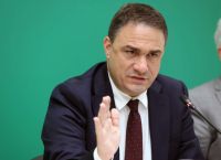 ΠΑΣΟΚ κατά κυβέρνησης: «Από το μνημείο ανοησίας στις 120 δόσεις» – Φωτιά για τα χρέη