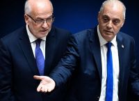 Τέμπη: Άγρια σύγκρουση Φλωρίδη–Βελόπουλου στη Βουλή για οστά και μπάζωμα – Βαριές κατηγορίες
