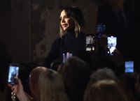 Victoria Beckham: Διάδρομος με δεκάποντες γόβες και το πείραγμα του David