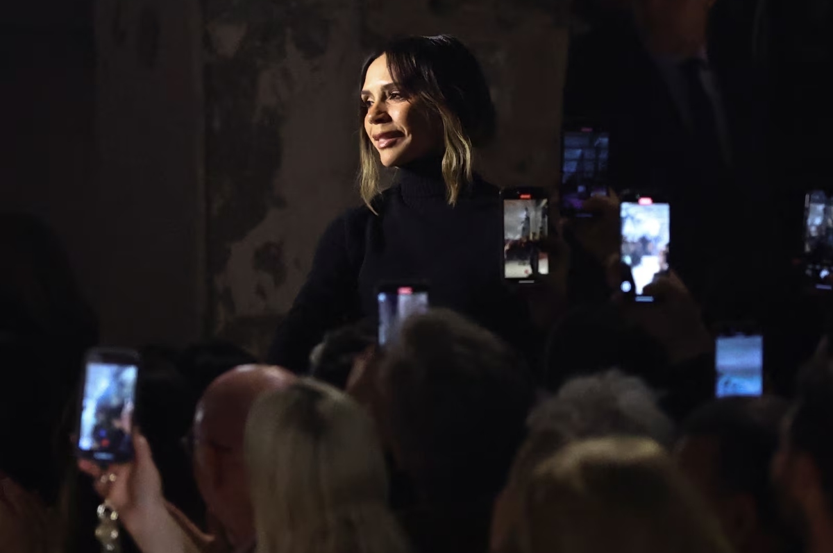 Victoria Beckham: Διάδρομος με δεκάποντες γόβες και το πείραγμα του David