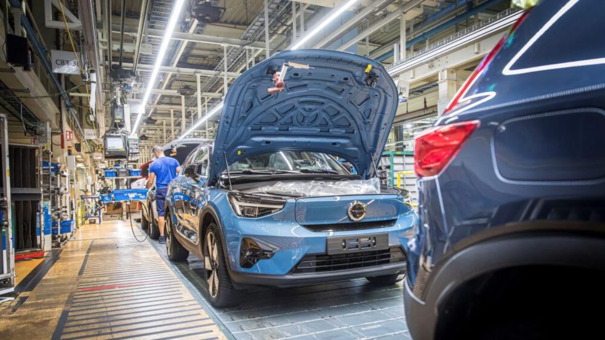 Volvo: Χρηματιστηριακό κραχ έως 30% – Ζημιές 575 εκατ. δολαρίων και 2.500 απολύσεις!